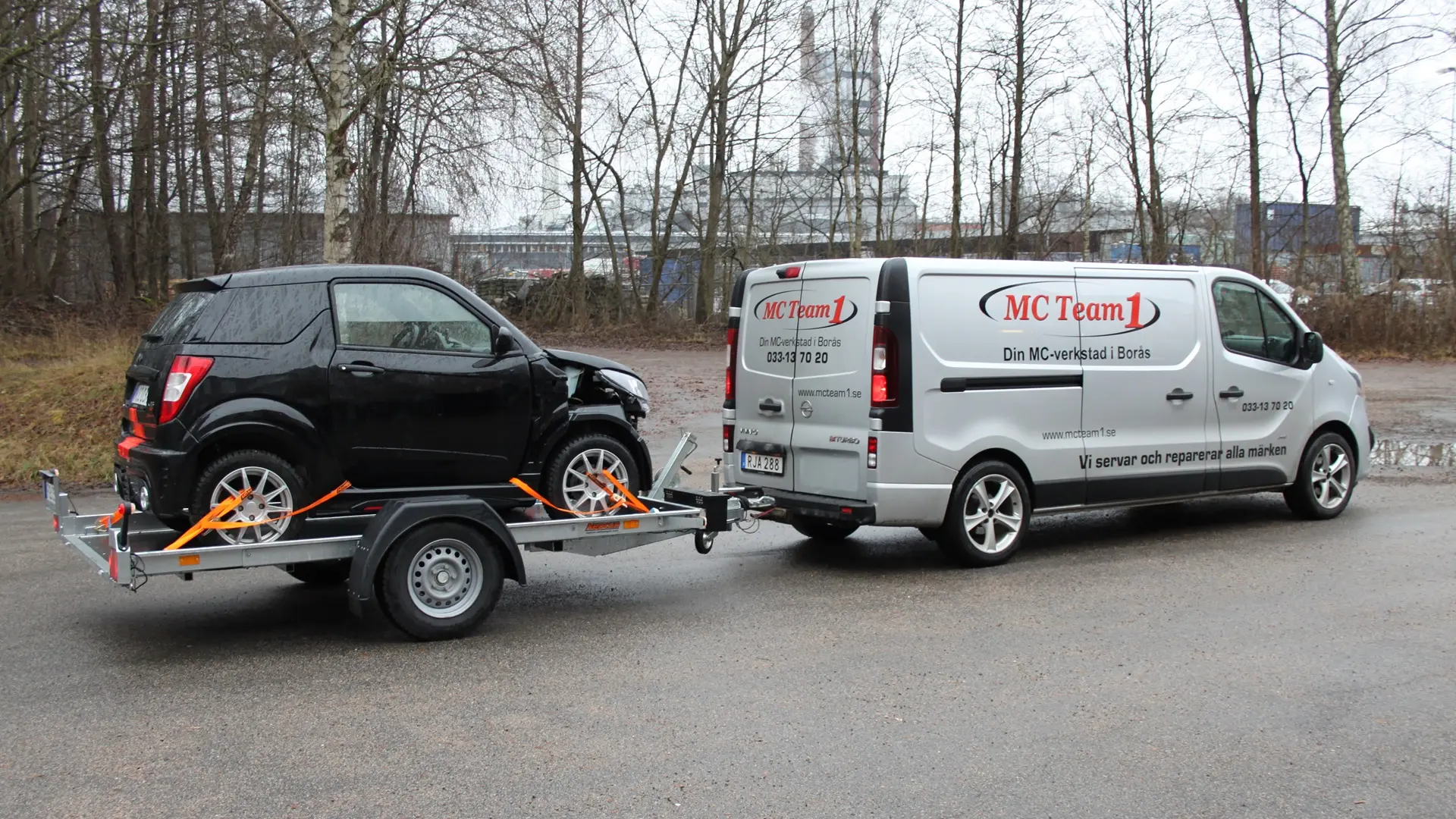 Vi hämtar din mopedbil med vår släpkärra